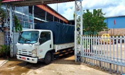 Ban Thường vụ Hội Liên hiệp phụ nữ Việt Nam tỉnh Bến Tre đã trực tiếp hỗ trợ những chuyến xe đầy nghĩa tình 